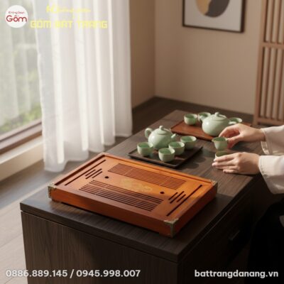 cận cảnh góc chụp từ trên cao xuống Khay trà gỗ...
