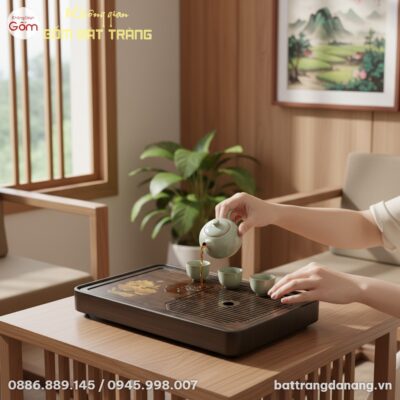 Khay trà gỗ hoa sen 30x50cm đặt trên bàn gỗ thấ...