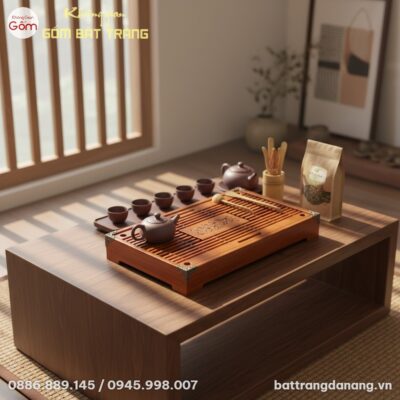 Cận cảnh khay trà gỗ 'Mã Đáo Thành Công' đặt tr...