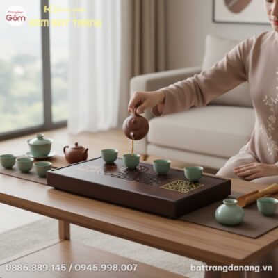 Cận cảnh bàn tay một người đang rót nước trà nó...