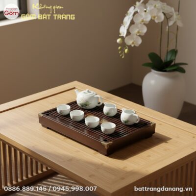 Khay trà gỗ Song Ngư đặt trang trọng trên chiếc...