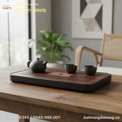 Một người phụ nữ Việt Nam thanh lịch đang rót t...