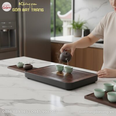 Khay trà gỗ họa tiết cổ điển trên bàn gỗ nhỏ cạ...