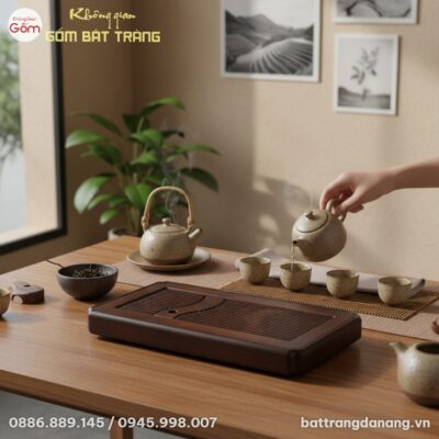 Một khay trà gỗ vân sóng tinh xảo đặt trên bàn ...