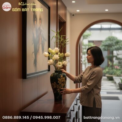 Cận cảnh 1 người phụ nữ Việt trang phục ở nhà t...