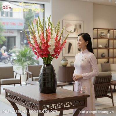 Cảnh một buổi khai trương cửa hàng nội thất cao...