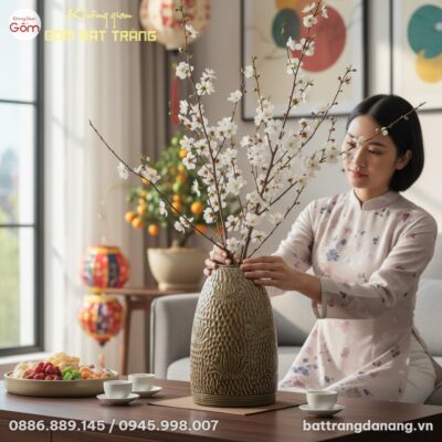 Cận cảnh: Một nhân vật Việt Nam, mặc áo dài tru...