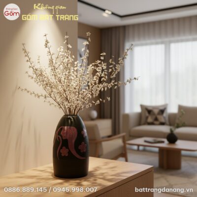cận cảnh lọ hoa Nàng Thơ men đen dáng chuông ca...