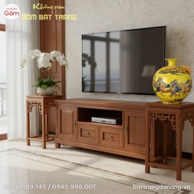 Một đôn gỗ vuông chạm khắc triện đặt cạnh cửa s...