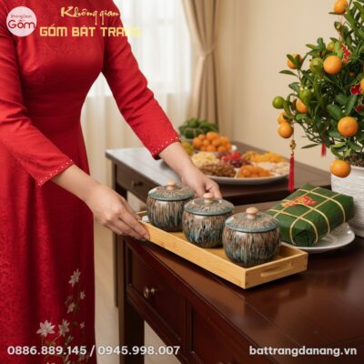 cận cảnh 1 người phụ nữ Việt Nam đang đặt Set 3...