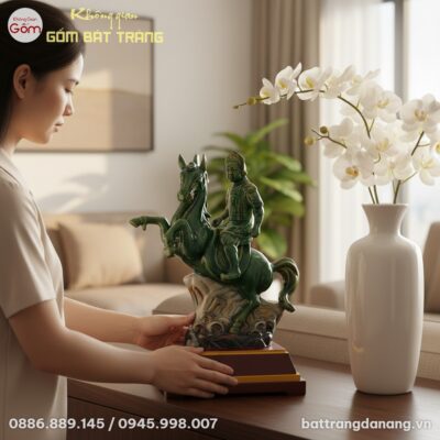 Tượng Phù Đổng Thiên Vương men ngọc lục đặt trê...
