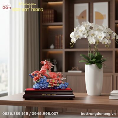 Tượng Ngựa Bính Ngọ 2026 lấp lánh trên bàn làm ...