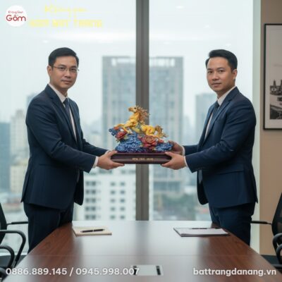 Tượng Mã Đáo Thành Công 43cm đặt trên đôn gỗ th...