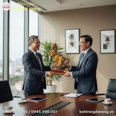 khoảnh khắc 2 doanh nhân Việt Nam trung niên đa...