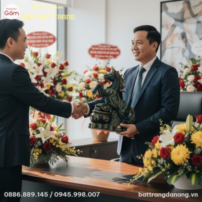 cận Cảnh 2 doanh nhân Việt Nam lịch lãm đang tr...