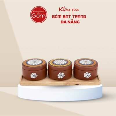 Khay mứt in logo 3 hũ dáng tròn màu nâu đất hoạ tiết thổ cẩm KMQT-02