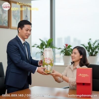 Đại diện doanh nghiệp cầm lọ hoa tặng cho nhân ...