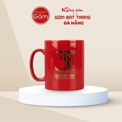 Ly sứ in logo màu đỏ dáng trụ quai C LSQT-01