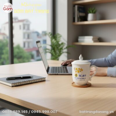 Một ly sứ trắng dáng ngọn lửa hoạ tiết hoa mai ...