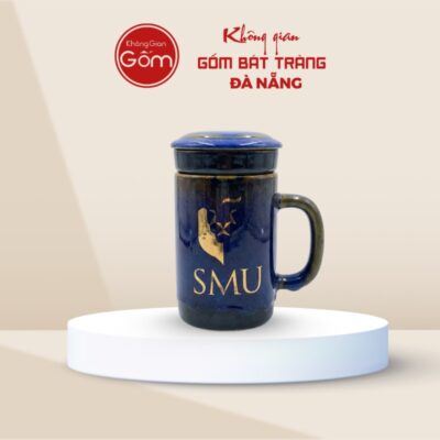 Ly sứ lọc trà in logo màu xanh hoả biến dáng trụ quai C LSQT-04