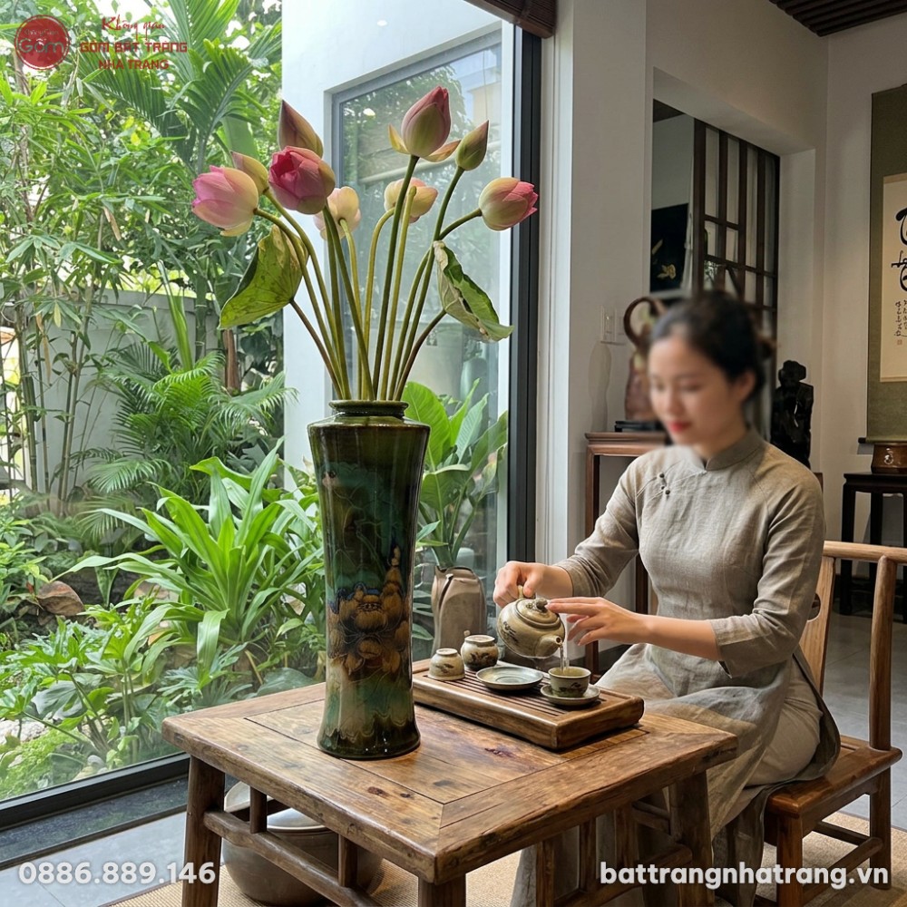 Trong một không gian trà thất hiện đại với cửa ...