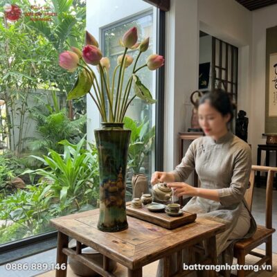 Trong một không gian trà thất hiện đại với cửa ...