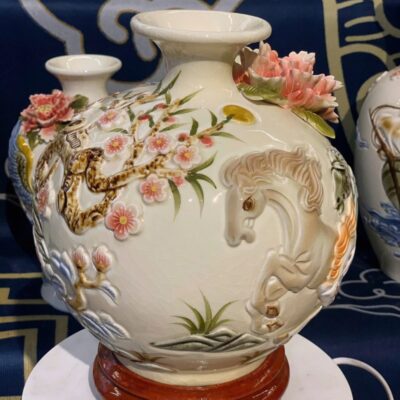 Bình Hút Lộc Bát Tràng Men Rạn Đắp Nổi Mã Đáo Thành Công Và Hoa Mai Kèm Mẫu Đơn 3D - Chi tiết 2