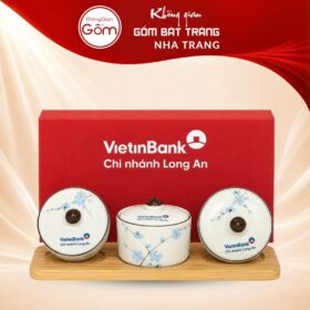 Bộ 3 hũ mứt tròn men kem vẽ đào xanh kèm khay gỗ in logo NT-KMQT04 - Ảnh đại diện