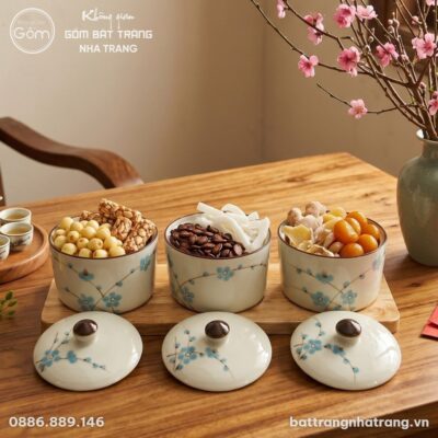 Bộ 3 hũ mứt tròn men kem vẽ đào xanh kèm khay gỗ in logo NT-KMQT04 - Chi tiết 1