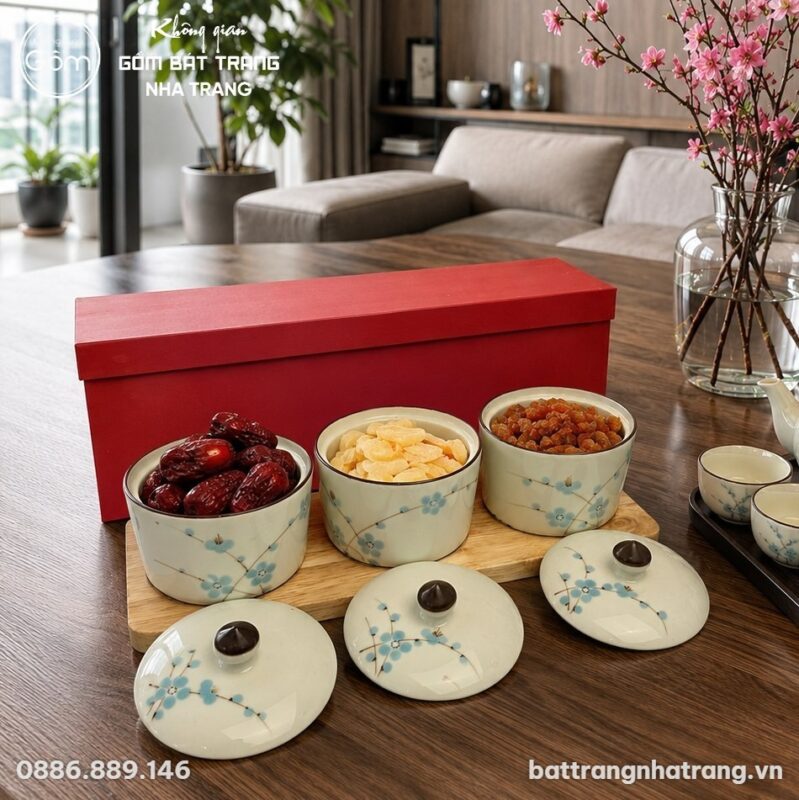 Bộ 3 hũ mứt tròn men kem vẽ đào xanh kèm khay gỗ in logo NT-KMQT04 - Chi tiết 2