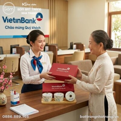 Bộ 3 hũ mứt tròn men kem vẽ đào xanh kèm khay gỗ in logo NT-KMQT04 - Chi tiết 3