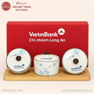Bộ 3 hũ mứt tròn men kem vẽ đào xanh kèm khay gỗ in logo NT-KMQT04 - Chi tiết 4
