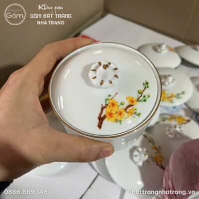 Hũ mứt tết tròn vẽ hoa mai