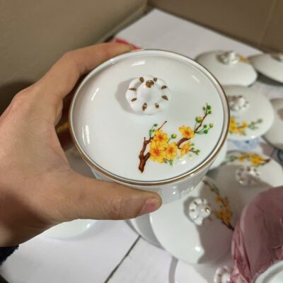 Bộ 5 Hũ Đựng Mứt Tròn Vẽ Hoa Mai Kèm Khay Gỗ In Logo NT-KMQT02 - Chi tiết 3