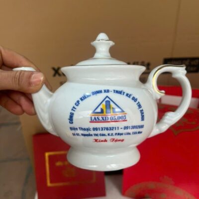 Bộ Ấm Chén Sứ Trắng In Logo Họa Tiết Thuận Buồm Xuôi Gió Viền Vàng - Chi tiết 2