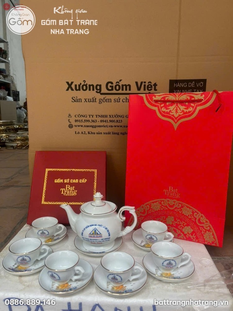 Bộ Ấm Chén Sứ Trắng In Logo Họa Tiết Thuận Buồm Xuôi Gió Viền Vàng - Chi tiết 1