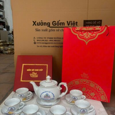 Bộ Ấm Chén Sứ Trắng In Logo Họa Tiết Thuận Buồm Xuôi Gió Viền Vàng - Chi tiết 1