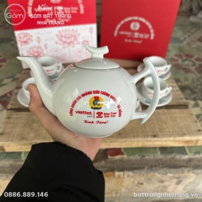 Bộ Ấm Trà Sứ Trắng Họa Tiết Sen Xanh In Logo Quà Tặng NT-ACQT04 - Chi tiết 3