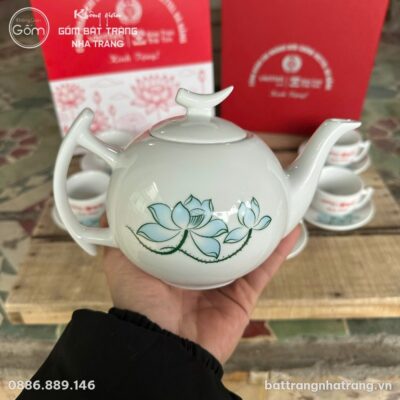 Bộ Ấm Trà Sứ Trắng Họa Tiết Sen Xanh In Logo Quà Tặng NT-ACQT04 - Chi tiết 2
