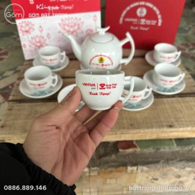 Bộ Ấm Trà Sứ Trắng Họa Tiết Sen Xanh In Logo Quà Tặng NT-ACQT04 - Chi tiết 5