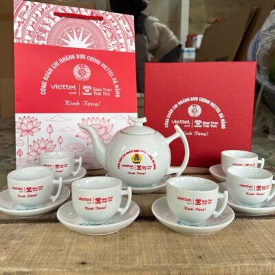 Bộ Ấm Trà Sứ Trắng Họa Tiết Sen Xanh In Logo Quà Tặng NT-ACQT04 - Chi tiết 1