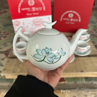 Bộ Ấm Trà Sứ Trắng Họa Tiết Sen Xanh In Logo Quà Tặng NT-ACQT04 - Chi tiết 2