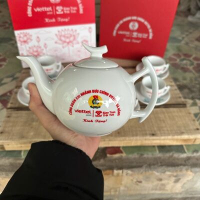 Bộ Ấm Trà Sứ Trắng Họa Tiết Sen Xanh In Logo Quà Tặng NT-ACQT04 - Chi tiết 3