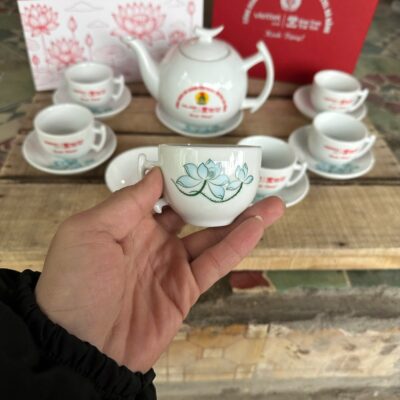 Bộ Ấm Trà Sứ Trắng Họa Tiết Sen Xanh In Logo Quà Tặng NT-ACQT04 - Chi tiết 4