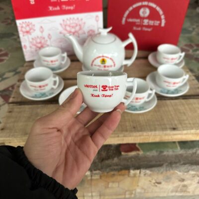 Bộ Ấm Trà Sứ Trắng Họa Tiết Sen Xanh In Logo Quà Tặng NT-ACQT04 - Chi tiết 5