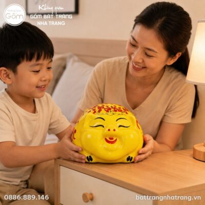 Heo Đất Dáng Phệ Nằm Men Vàng Vẽ Tay Chữ Phúc Lộc Hoa Mai NT-HD02 - Chi tiết 3