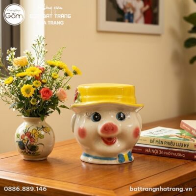 Heo đất đội mũ ngộ nghĩnh gốm sứ Bát Tràng