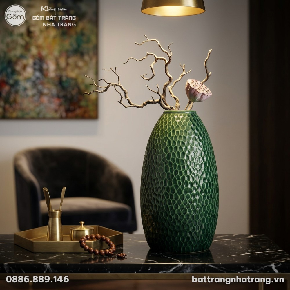 Cận cảnh lọ hoa men lục bảo cao 48cm đặt trên m...