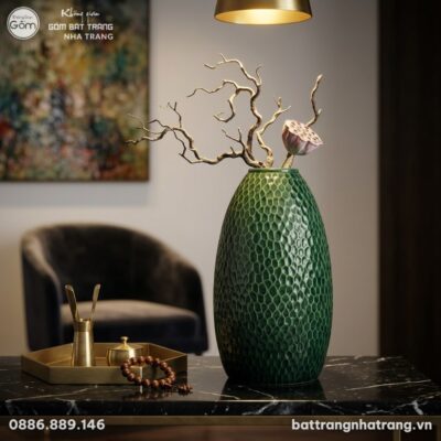 Cận cảnh lọ hoa men lục bảo cao 48cm đặt trên m...