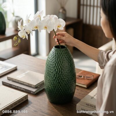Góc chụp cận cảnh từ trên cao, một bàn tay than...